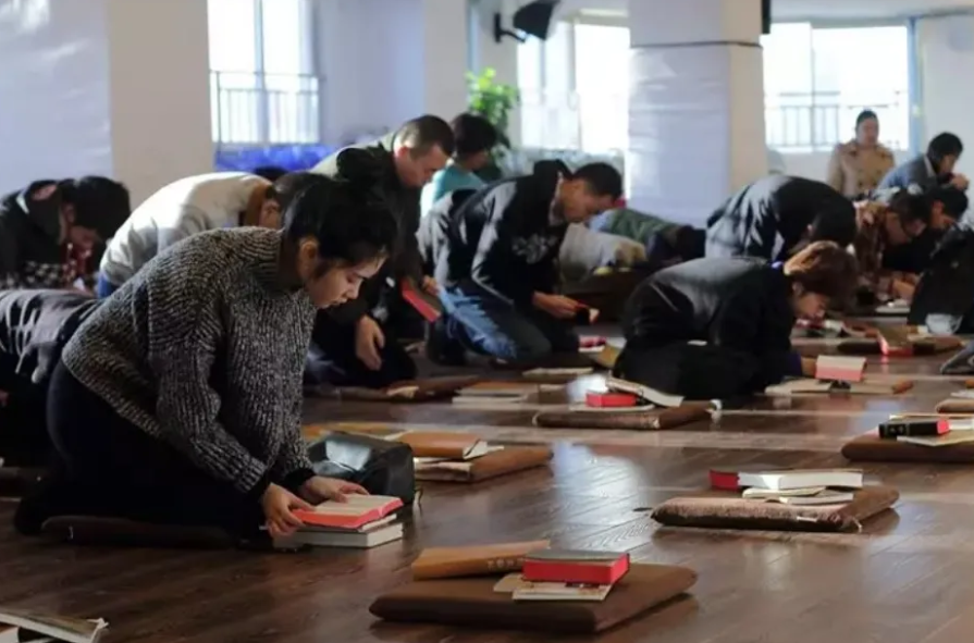 Cristã é presa na China por orar pela mãe em culto doméstico