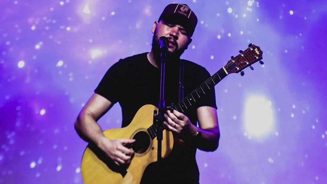 Izaac Santos apresenta releitura da canção 