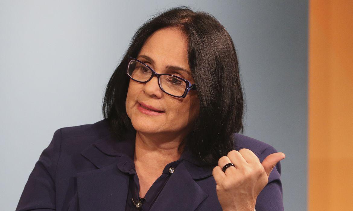 Esquerdista pede a morte da senadora Damares Alves