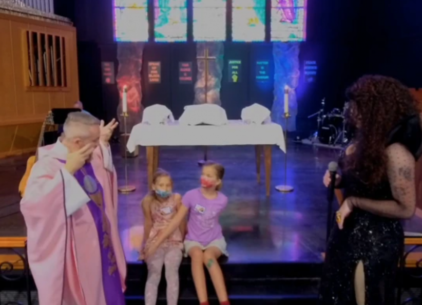 Pastor convida drag queen para ensinar crianças em igreja dos EUA