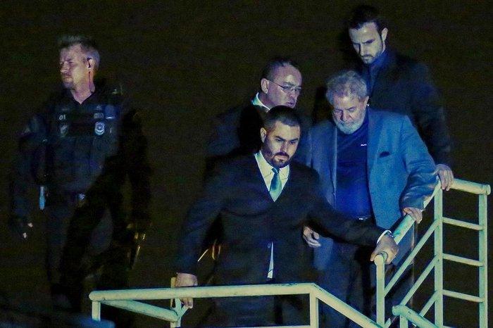 Quatro anos depois de ser preso por corrupção, Lula volta a ser eleito presidente do Brasil