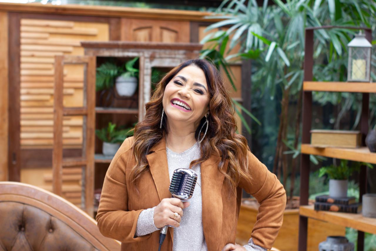 Raquel Mello destaca o sacrifício de Cristo no novo single “Ele Me Amou”