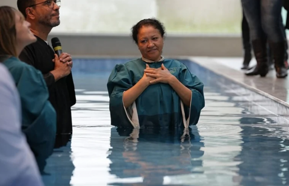 Surda se converte e é batizada após ir a culto com tradução de Libras