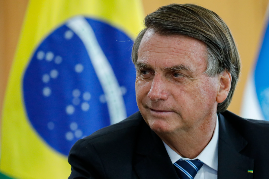 Após período recluso, Bolsonaro volta a trabalhar do Planalto