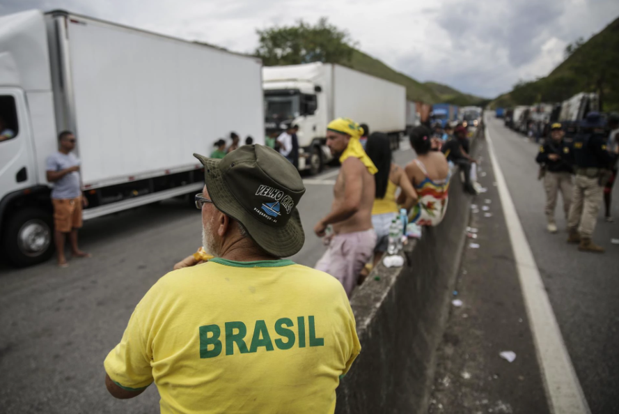 Bloqueios em estradas seguem mesmo após ordem do STF