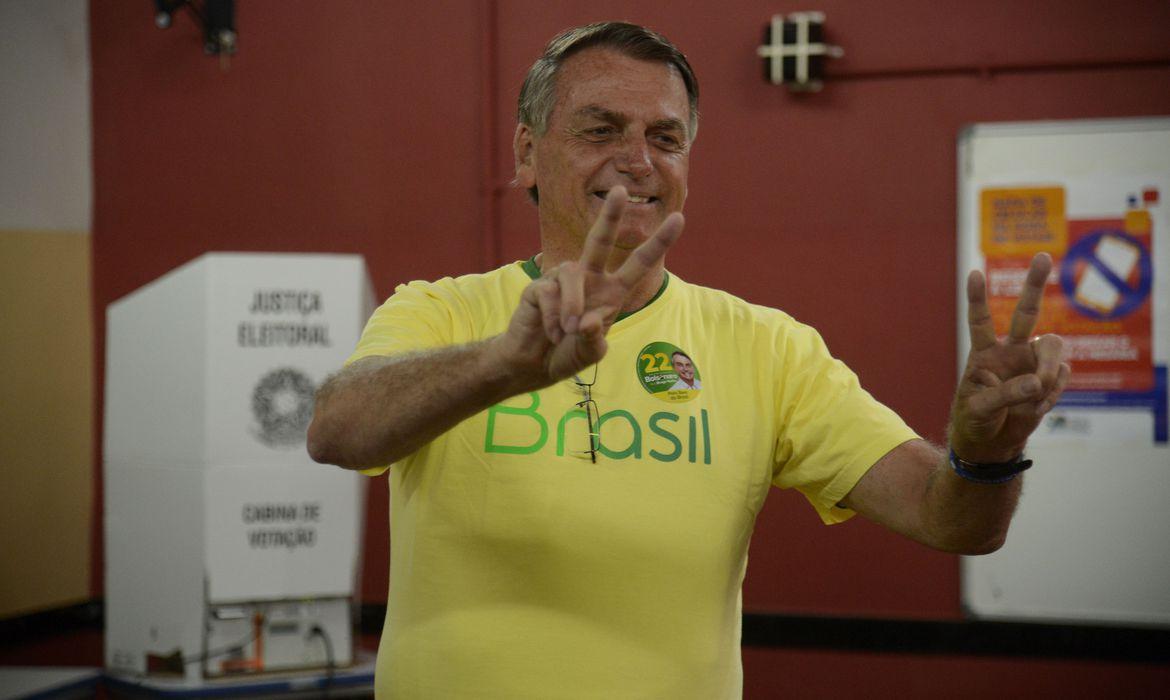 Partido de Bolsonaro entra com ação para invalidar votos de 5 modelos de urnas