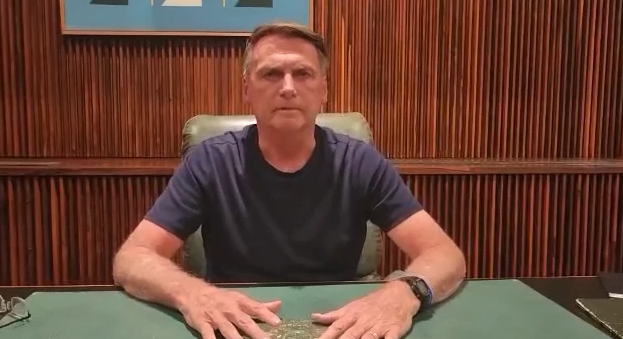 Bolsonaro pede desobstrução de rodovias, mas elogia outros atos