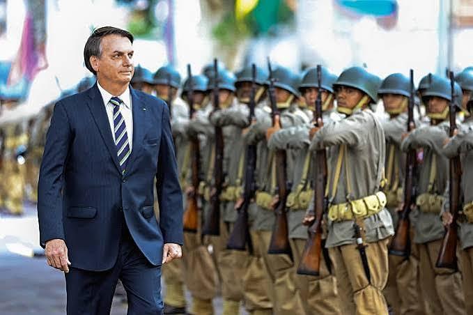 Bolsonaro promove generais do exército e anuncia a mudança em 16 cargos na Força