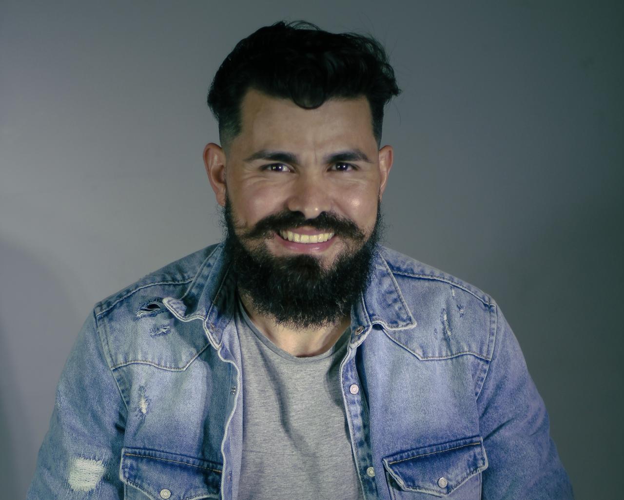 Cantor Alexandre Bastos lança o EP autoral “Toma o Teu Lugar”