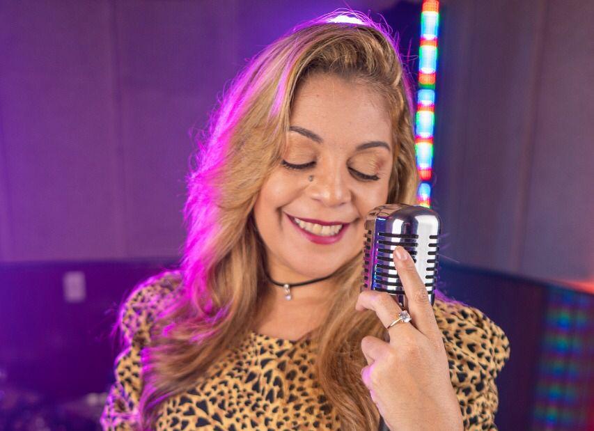 Cantora Daniella Karina conta como venceu batalhas espirituais em 