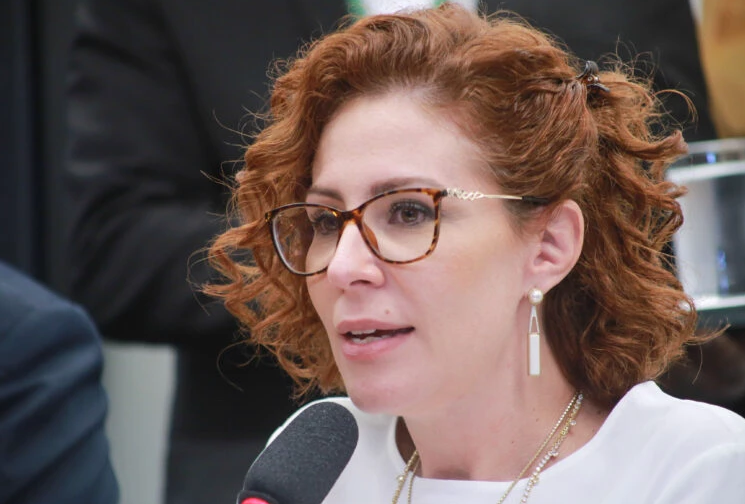 Carla Zambelli tem perfis bloqueados nas redes sociais