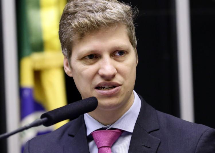 Com 181 assinaturas, Van Hattem protocola abertura de CPI contra ministros do STF e TSE