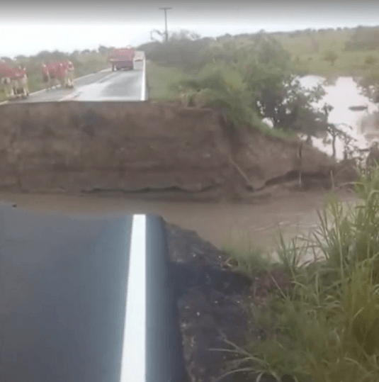 Cratera em rodovia deixa um morto e quatro feridos em Sergipe