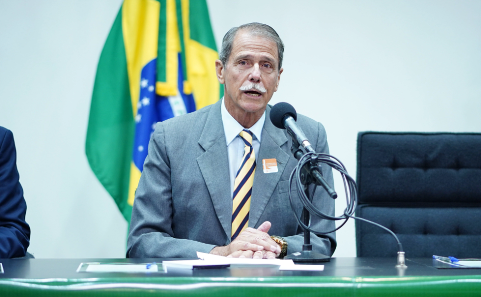General adverte Barroso após ele chamar manifestante de “mané”