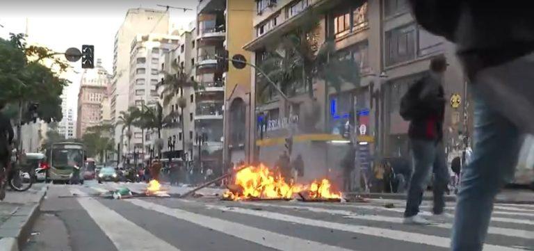 Grupo invade prédio e protesta por corte de água e energia
