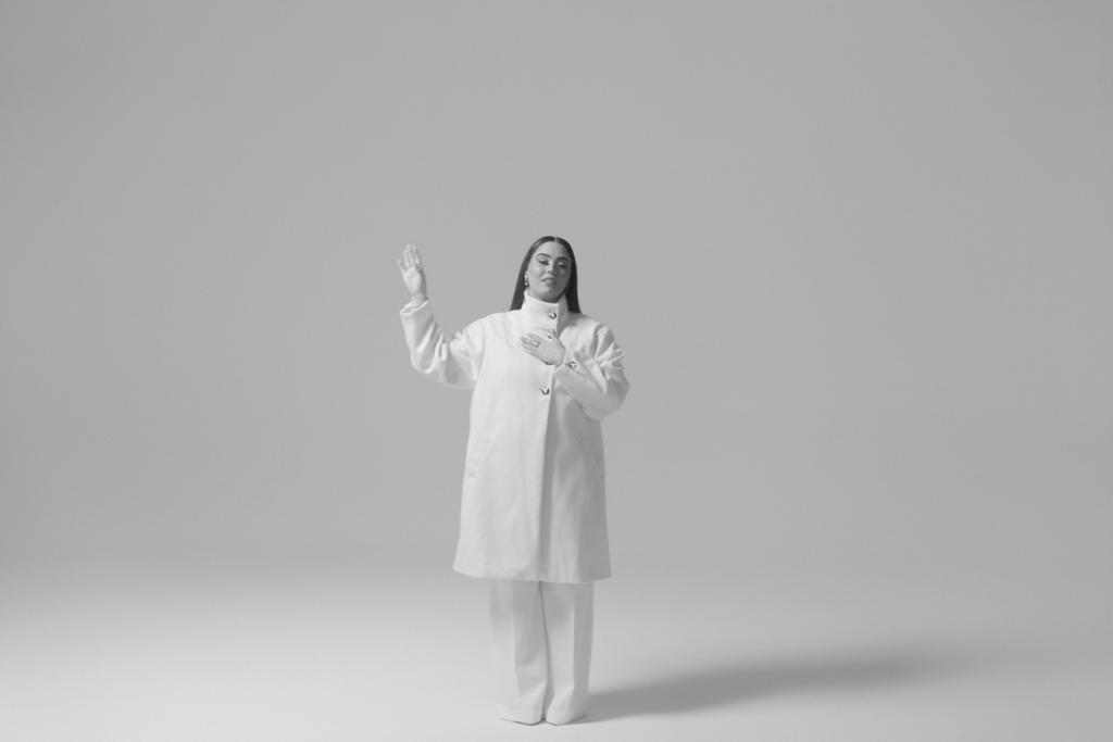 Hadassah Perez exalta a grandiosidade de Deus em “Incomparável”