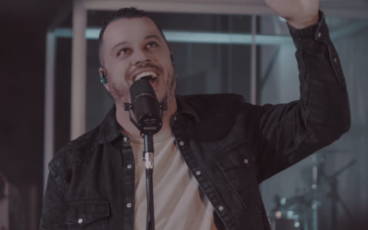 Hudson Almeida lança a versão de “Que Se Abram Os Céus”