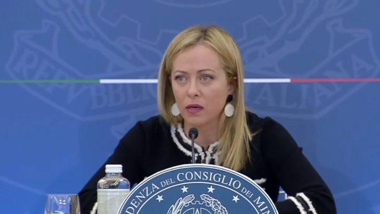 Itália recusa navio com imigrantes, e França ameaça retaliação