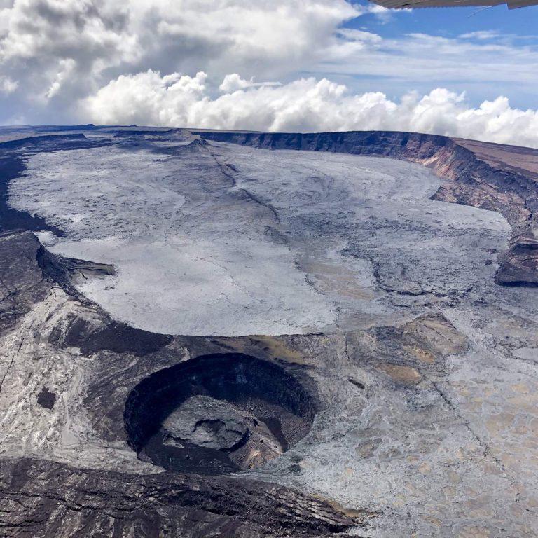 Maior vulcão ativo do mundo entra em erupção