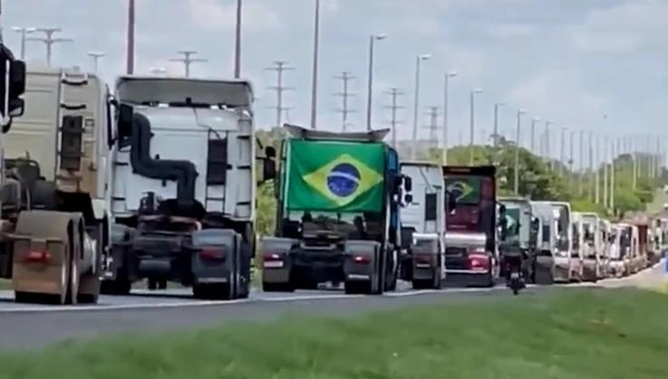Mais de 100 caminhões chegam a Brasília para reforçar atos no QG do Exército