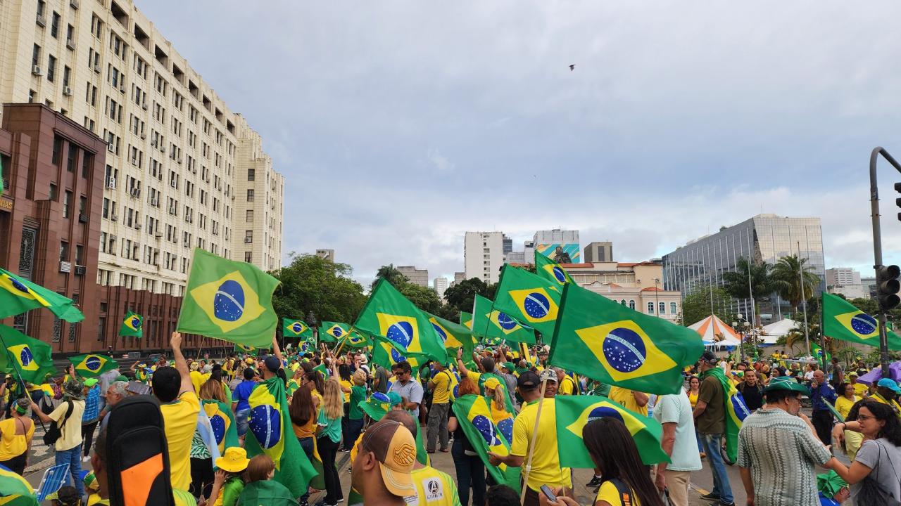 Manifestações aumentam em todo o Brasil e fenômeno histórico é ignorado pela grande mídia
