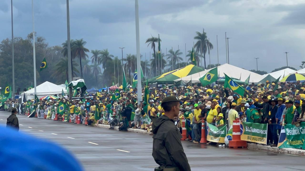 Manifestantes fazem atos pacíficos e ordeiros em todo o Brasil