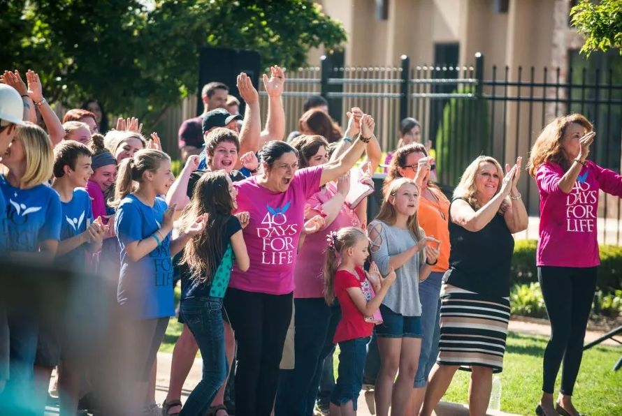 Ministério compra casa em frente a clínica de abortos para salvar bebês