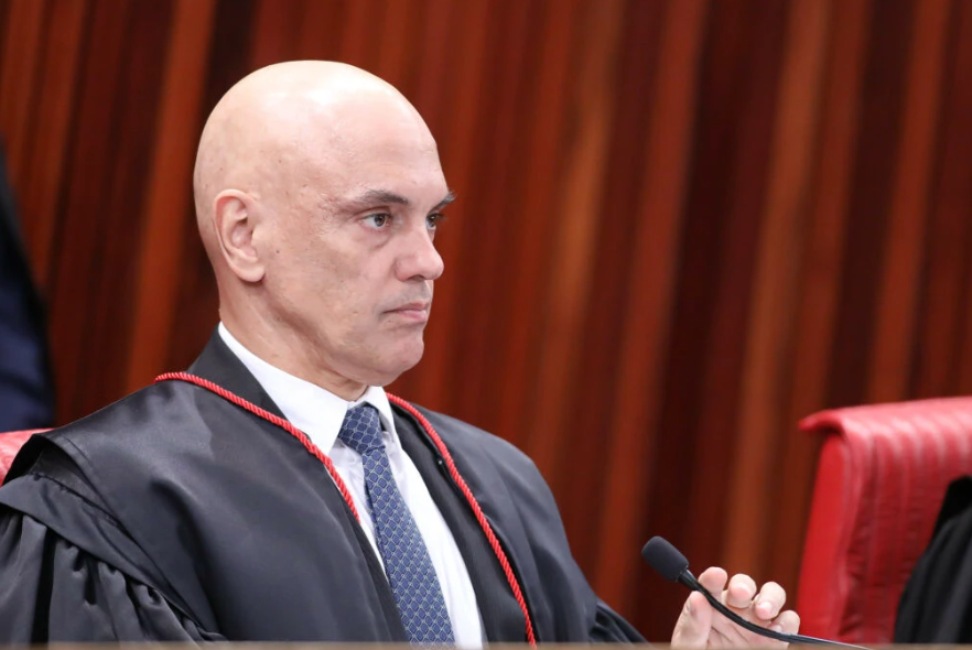 Moraes convoca reunião com PMs no TSE; Mourão reage