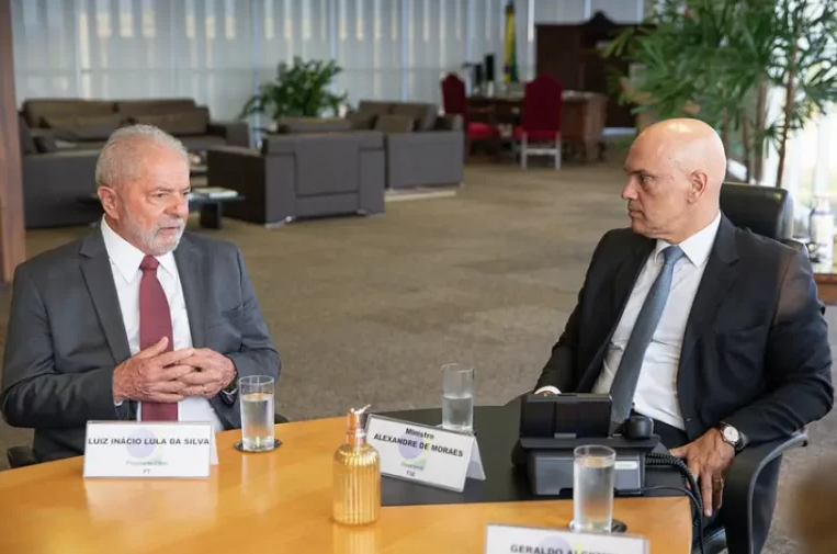 Moraes pede que Lula regulamente as redes sociais