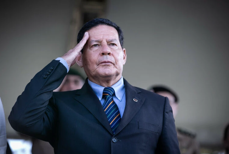Mourão fala em autoritarismo de Moraes: “Hora de reagir”