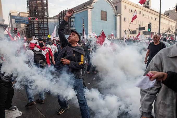 Polícia usa gás lacrimogéneo para dispersar manifestação contra presidente esquerdista do Peru