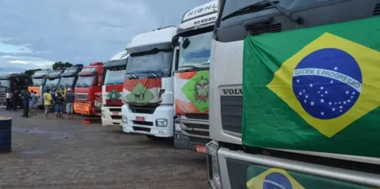 Rodovias federais têm 6 bloqueios e interdições em 4 estados, diz PRF