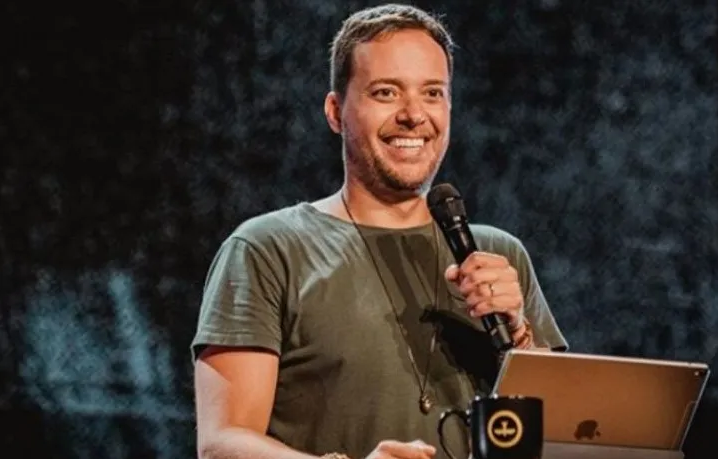 TSE manda excluir todas as redes sociais de André Valadão