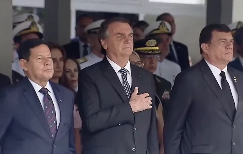 Bolsonaro prestigia cerimônia alusiva ao Dia do Marinheiro