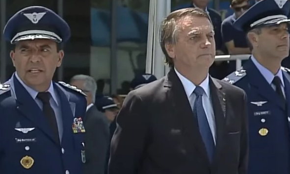 Bolsonaro prestigia cerimônia militar no interior de São Paulo