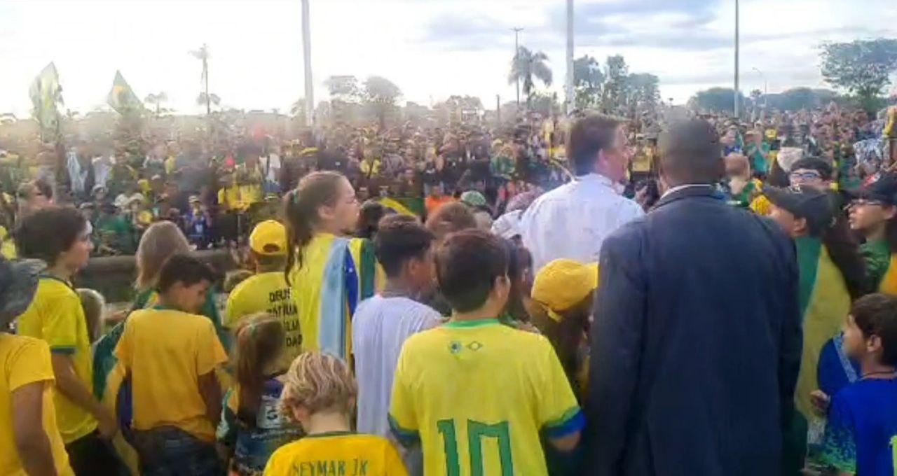 Bolsonaro se encontra novamente com apoiadores em frente ao Palácio da Alvorada