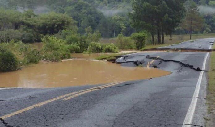 Chuvas destroem asfalto e interditam rodovia em SC