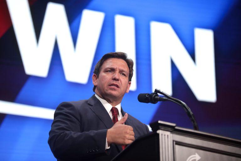 DeSantis promete responsabilizar fabricantes de vacinas por efeitos colaterais