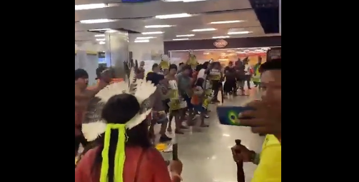 No aeroporto de Brasília, indígenas protestam contra Lula