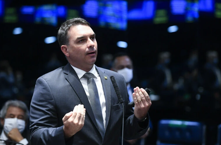 Flávio acredita que Moraes seria capaz de prender Bolsonaro