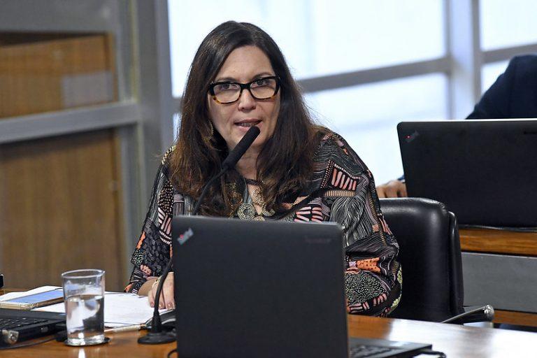 Moraes manda bloquear redes sociais de Bia Kicis