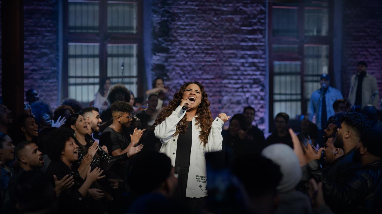 Na reta final do ano, Sarah Beatriz lança single que marcou sua trajetória