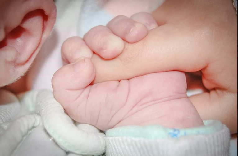 Pais não deixam bebê receber “sangue vacinado” contra Covid