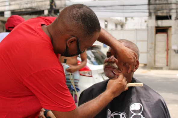 Projeto solidário oferece banho a moradores em situação de rua