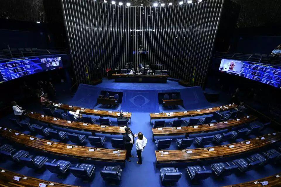 Proposta de emenda constitucional (PEC) apresentada no Senado criminaliza críticas a políticos
