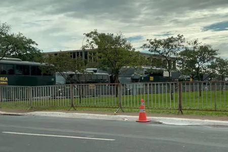Vários ônibus da Força Nacional estacionam na Esplanada dos Ministérios