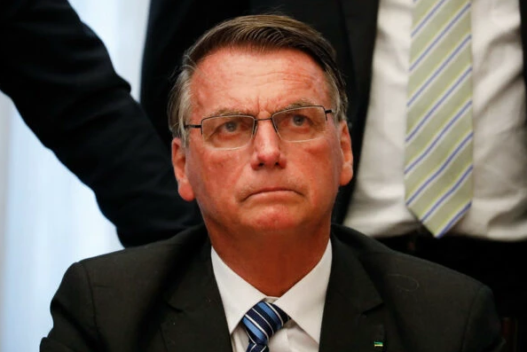 Bolsonaro lamenta atos e fala em antecipar retorno ao Brasil