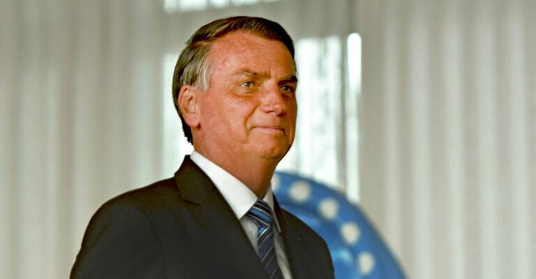 Bolsonaro recebe alta e deixa hospital em Orlando