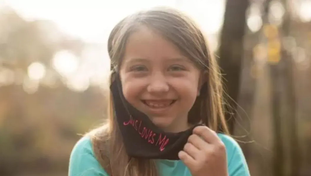 Estudante tem vitória após proibição de usar máscara com “Jesus te ama”