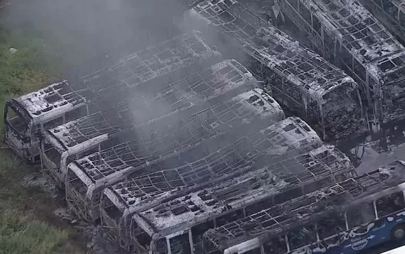 Incêndio em garagem destrói 10 ônibus escolares na Zona Oeste do Rio de Janeiro